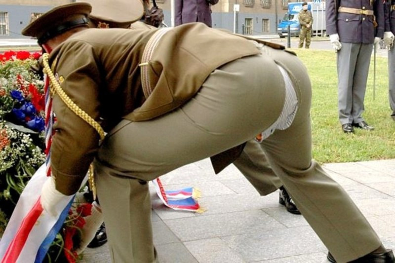 Два начальника пихают толстые стволы в попки секретарш в рваных брюках